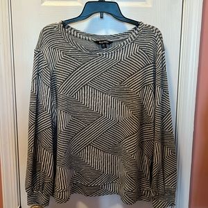 Flattering and fun knit top in like new condition in xl by Ellen Tracy